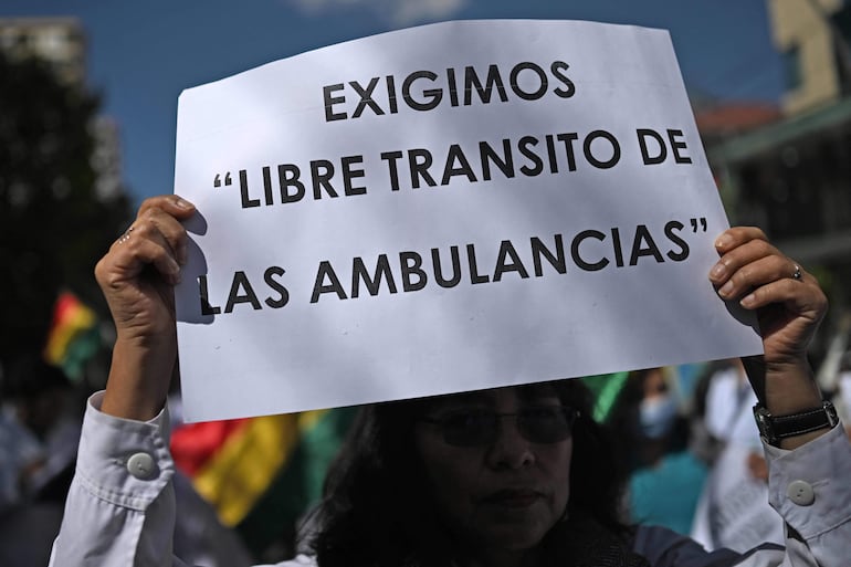 Reclamos por la libre circulación de las ambulancias, durante las protestas en Bolivia.