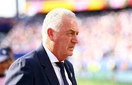 Gustavo Alfaro, director técnico de Paraguay, observa durante el partido de los dieciseisavos de final de la Copa Mundial de la FIFA 2026 entre Alemania y Paraguay en el Boston Stadium, en Foxborough, Massachusetts.