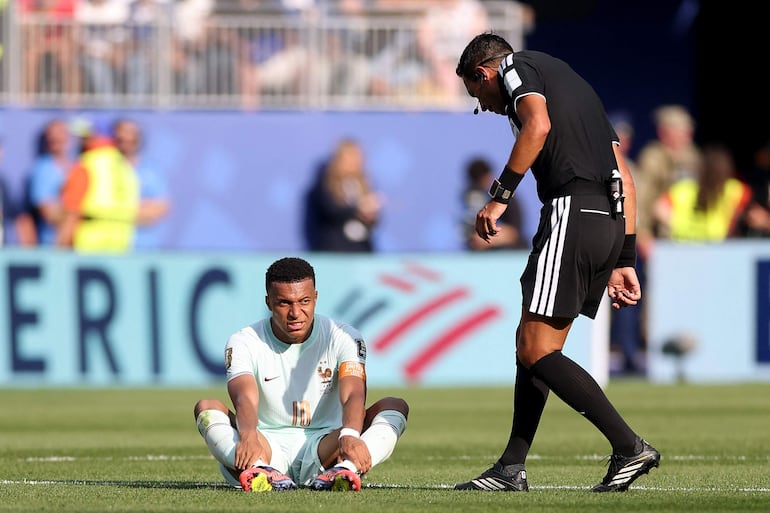 Kylian Mbappé de Francia es atendido por el árbitro Facundo Tello durante el partido de cuartos de final de la Copa Mundial de la FIFA 2026 entre Francia y Marruecos en el Boston Stadium, en Foxborough, Massachusetts.