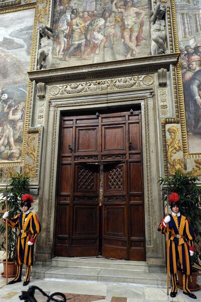 La Guardia Suiza en las puertas de la capilla Sixtina que estará cerrada desde el lunes 28 para los preparativos del cónclave 2025. (archivo/ABC)