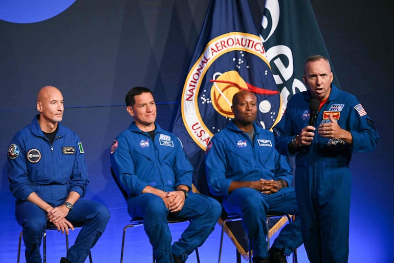 El astronauta de la NASA y comandante Randy Bresnik (derecha) habla junto al astronauta de la ESA (Agencia Espacial Europea) y piloto Luca Parmitano, al astronauta de la NASA y especialista de misión Frank Rubio, y al astronauta de la NASA y especialista de misión Andre Douglas durante una conferencia de prensa en la que se anunció la tripulación de la misión Artemis III en el Centro Espacial Johnson de la NASA, en Houston, Texas, el 9 de junio de 2026.