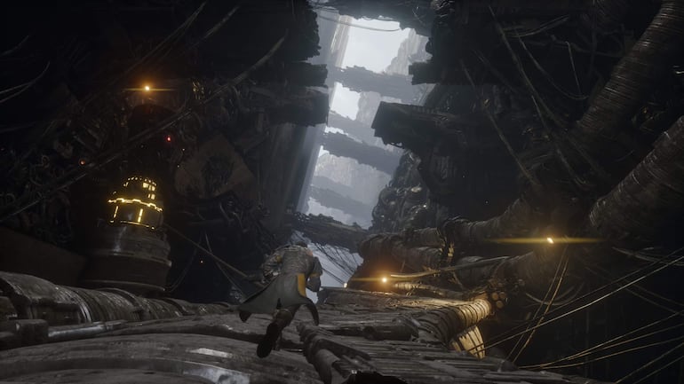 Persona vestida con ropa futurista y guantes interactivos en el evento de presentación del videojuego 'Saros'.