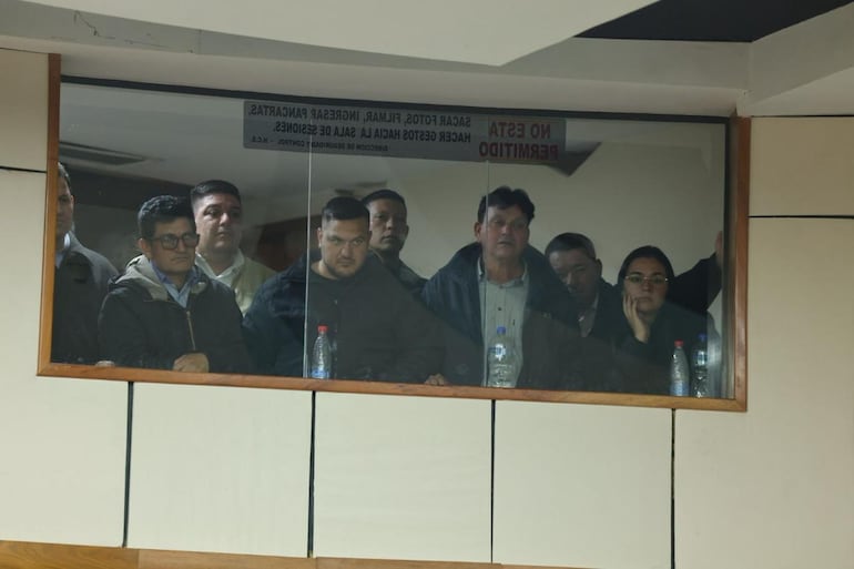 Representantes de asentamientos de Caaguazú y otros departamentos siguiendo el tratamiento del crédito. Foto: Prensa Senado.