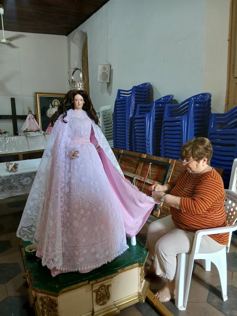 La Sra. Dora Grijalba de Ramírez trabaja en la costara de la ropa de Nuestra Señora del Rosario.