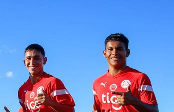 Los canteranos cerristas Gabriel Aguayo Díaz (izq.) y Diego Basilio León integran la selección juvenil paraguaya.