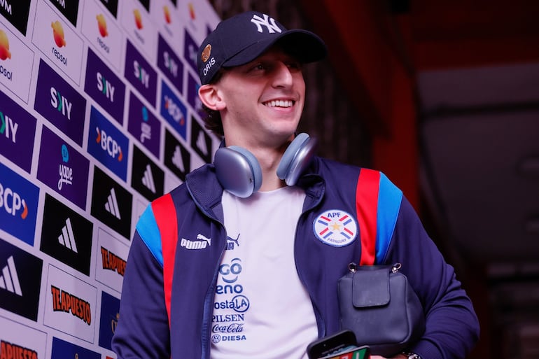 Matías Galarza, jugador de la selección de Paraguay, durante la llegada al estadio Nacional de Lima.
