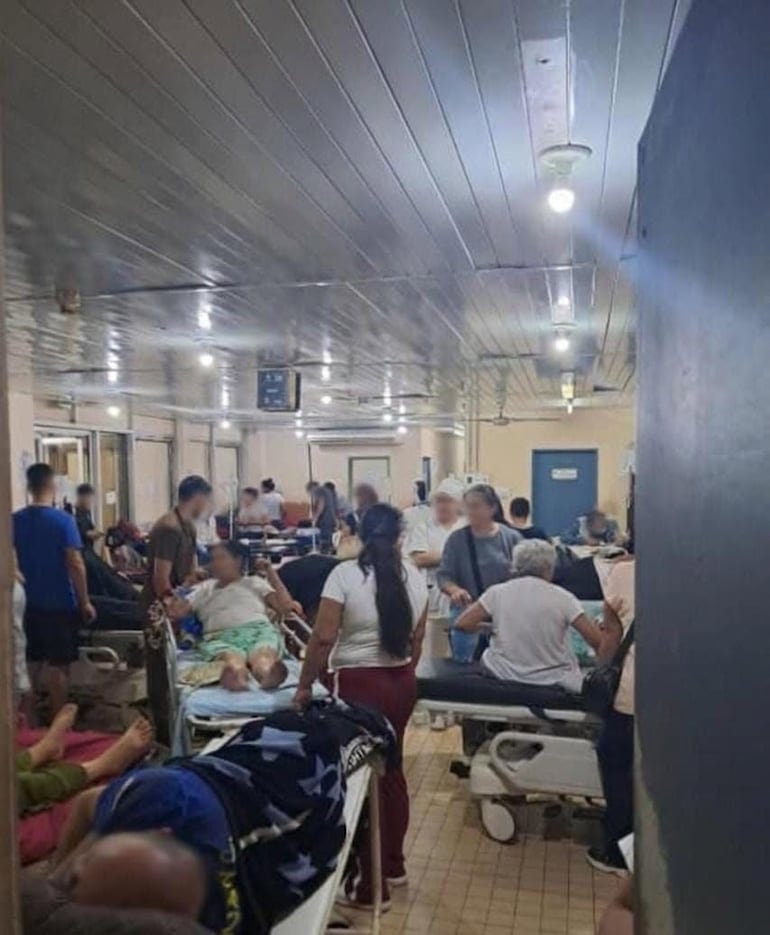 Fotos compartidas por trabajadores del Hospital Nacional de Itauguá, de los pasillos repletos del sector de Urgencias Adultos.