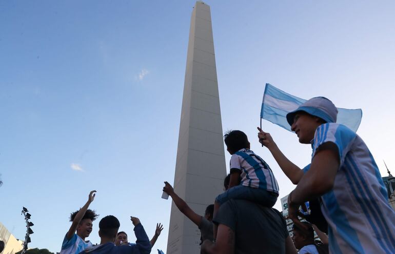 Aficionados argentinos en el Obelisco de Buenos Aires.