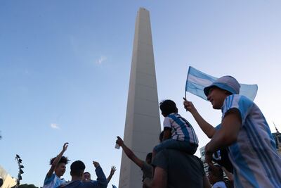 Aficionados argentinos en el Obelisco de Buenos Aires.