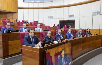 Miguel Marecos y otros candidatos asisten a una audiencia pública organizada por la comisión de Asuntos Constitucionales del Senado para llenar la vancancia en la Defensoría del Pueblo.