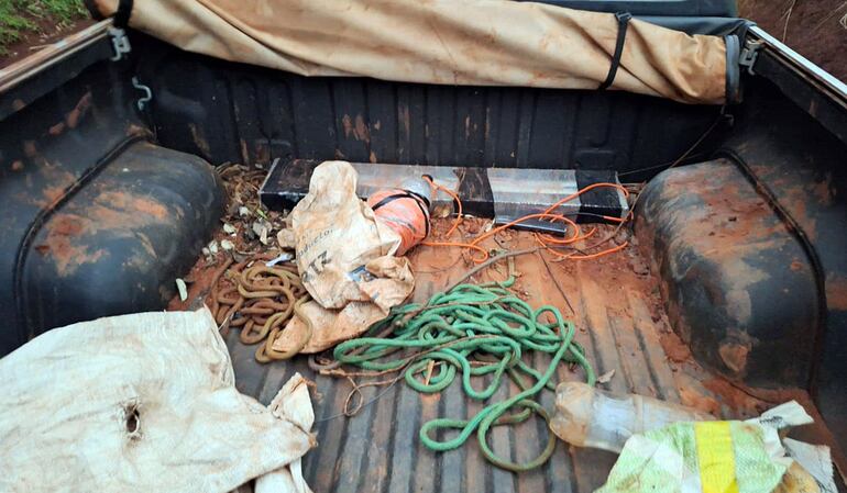 Una de las bombas fabricadas por los asaltantes quedaron en una de las camionetas usadas en el asalto al banco Itaú.