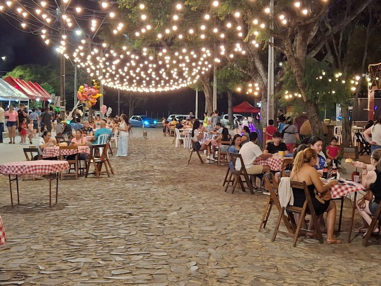 El público disfrutó del arte y la gastronomía en el paseo de las luces.