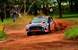 Pese a no ganar en Caaguazú, donde terminó quinto, Fau Zaldívar se mantiene como líder del campeonato con chances de concretar el título de campeón en el Rally de Paraguarí.