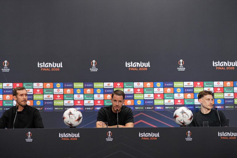 El entrenador del Friburgo, Julian Schuster, Maximilian Eggestein y Christian Günter asisten a una conferencia de prensa en Estambul, Turquía.
