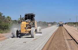 Maquinaria amarilla en construcción de ruta, con terreno en proceso y cielo despejado en un ambiente rural.