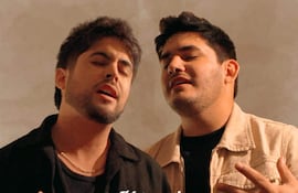De izquierda a derecha, los músicos Luigi Manzoni y Elías Coronel presentan su nuevo audiovisual, "Sí te quise".