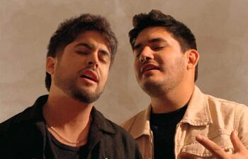 De izquierda a derecha, los músicos Luigi Manzoni y Elías Coronel presentan su nuevo audiovisual, "Sí te quise".
