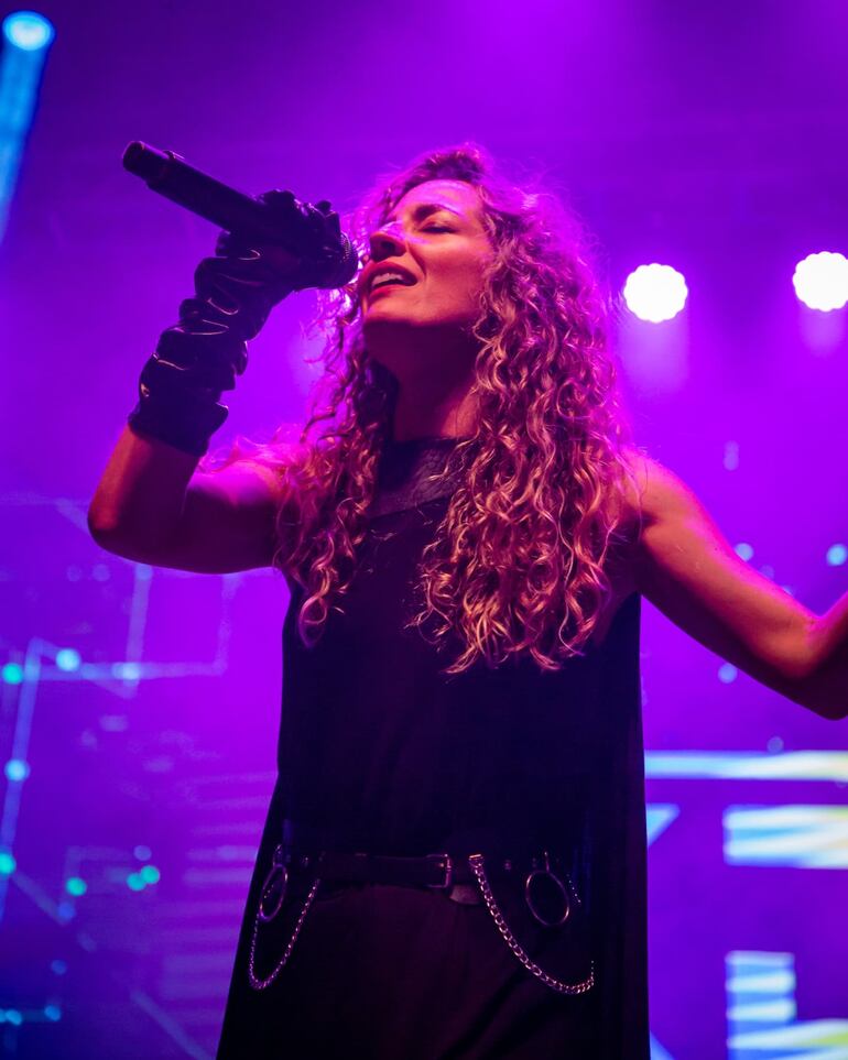 Gabriela durante una de sus presentaciones con Kudai en el Revive Tour.