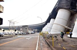 Parte posterior de la represa hidroeléctrica paraguayo-brasileña Itaipú. El tamaño, tanto de la represa como de los tubos que descarga el agua desde el embalse sobre los rotores de las turbinas, se evidencia al compararlos con la de los humanos que se encuentran en el lugar.