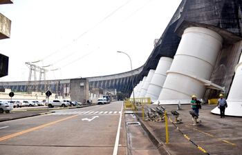 Central hidroeléctrica de Itaipú, cara posterior de la represa con parte de los tubos que descargan el agua desde altura del embalse sobre los rotores de las turbinas.