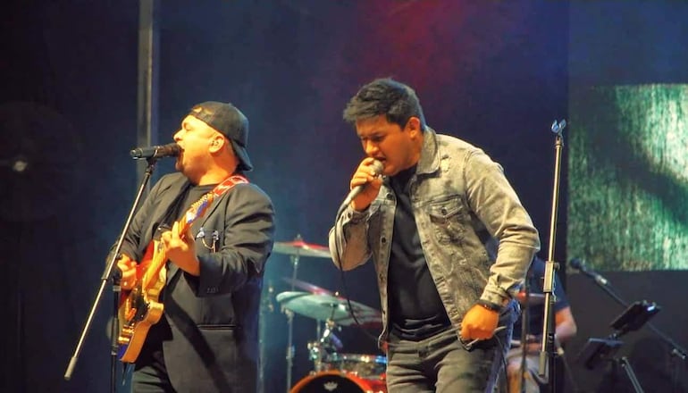 El músico ybycuiense Elías Coronel, derecha, compartió escenario con Dani Meza, del grupo Tierra Adentro.