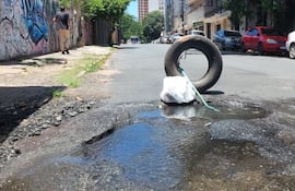Profundo bache sobre la calle Azara casi Tacuarí.