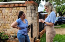La capitana Belinda Cuevas (de jeans) conversa con la fiscal Belinda Bobadilla durante el allanamiento a su vivienda en el marco del operativo Dakovo contra el tráfico de armas.
