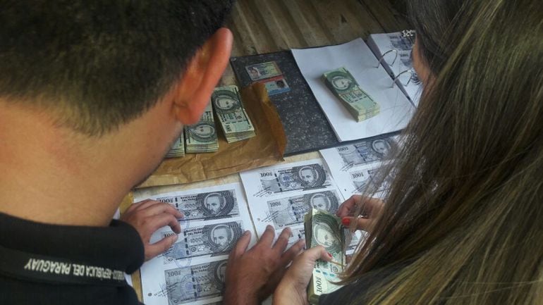 Dinero incautado del poder del entonces fiscal César Garay Azucas, tras un procedimiento de entrega vigilada.
