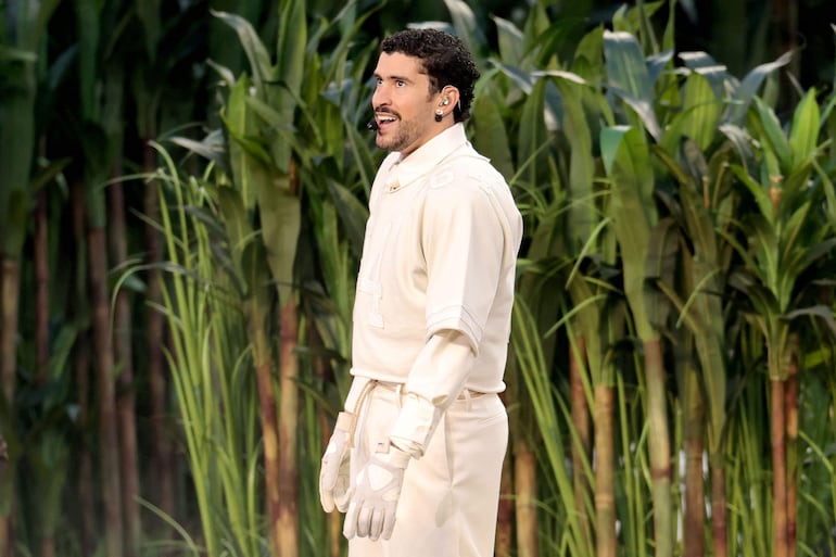 Bad Bunny se presenta en el escenario durante el espectáculo de medio tiempo del Super Bowl LX de Apple Music en el Levi's Stadium el 8 de febrero de 2026 en Santa Clara, California.