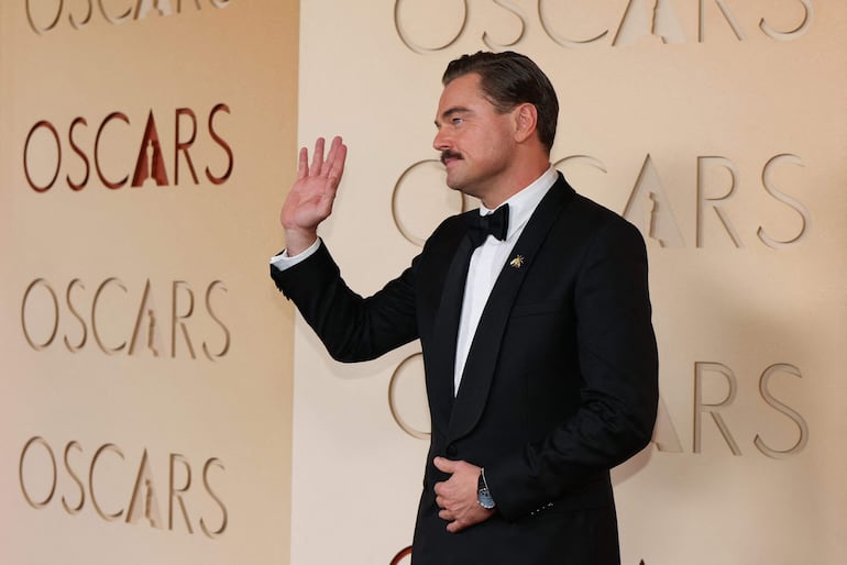 El actor Leonardo DiCaprio saludando a sus fans al llegar al Dolby Theatre de Hollywood con su nueva imagen. (ANGELA WEISS / AFP)