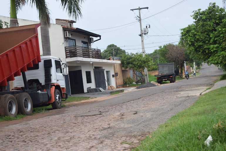 Las calles están abandonadas y saturadas de maleza.