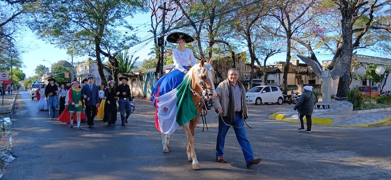 Alumnos del Colegio Santo Tomás de Pilar desfilan por el centro de la ciudad representando a México.