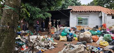 Chatarrería, propiedad de, Sandra Guanes, allanada hoy en el barrio San Jorge de San Antonio. Fueron encontrados medidores de agua, denunciados como robados.