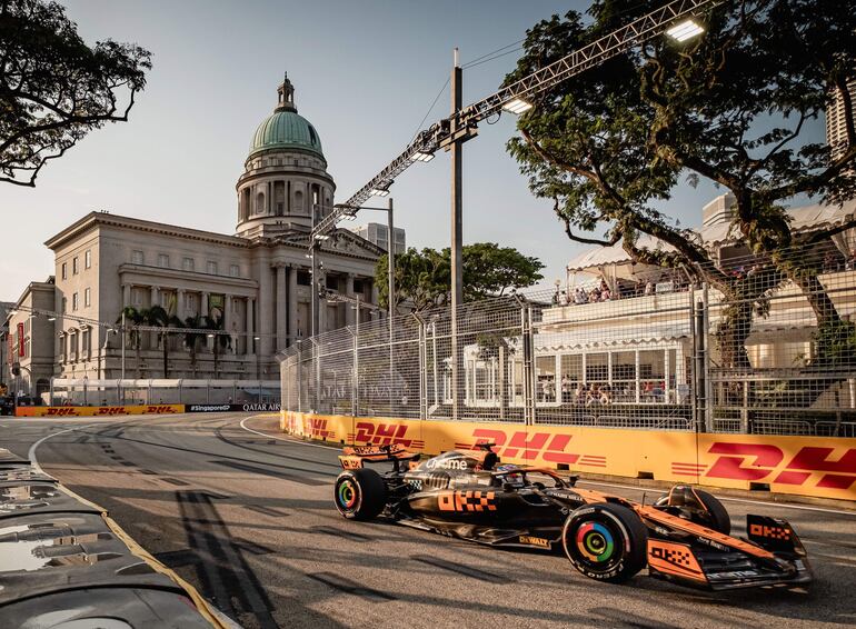 El McLaren de australiano Óscar Piastri en la sesión de entrenamientos libres del Gran Premio de Singapur 2023