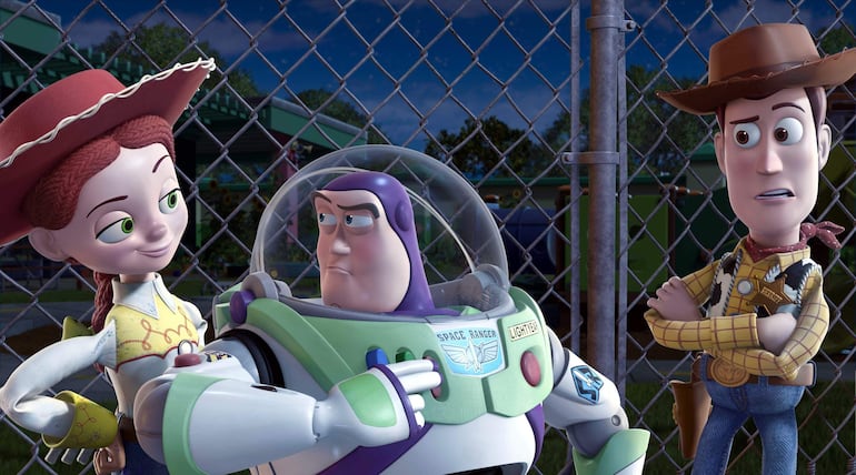 Jessie sonríe con blusa amarilla y sombrero, Buzz en traje espacial serio, Woody con camisa a cuadros amarilla y sombrero vaquero.