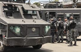Integrantes de la Policía Militar de Río de Janeiro participan en la segunda fase de la llamada Operación Contención en el complejo Salgueiro, en São Gonçalo (Brasil).