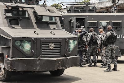 Integrantes de la Policía Militar de Río de Janeiro participan en la segunda fase de la llamada Operación Contención en el complejo Salgueiro, en São Gonçalo (Brasil).