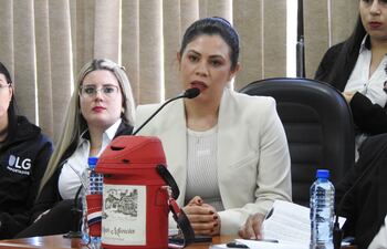 Abogada Delia Martínez, representante del grupo Soriano en Saltos del Guairá, anunciando el retiro de las inversiones previstas en la capital de Canindeyú por la poca seriedad de la Junta Municipal.