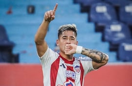 El paraguayo Guillermo Paiva. futbolista de Junior, festeja un gol en el partido frente a Llaneros por la fecha 9 del torneo Clausura 2025 de Colombia en el estadio Metropolitano, en Barranquilla, Colombia.