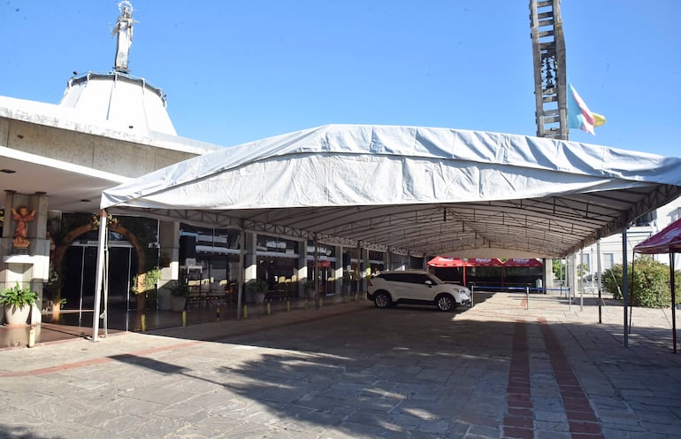 Preparativo para la misa en la iglesia María Auxiliadora