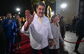 El presidente de Venezuela, Nicolás Maduro, saluda a su llegada a la proyección de una serie biográfica en el Teatro Nacional de Venezuela en Caracas el 22 de noviembre de 2025. (Foto de Juan BARRETO / AFP)