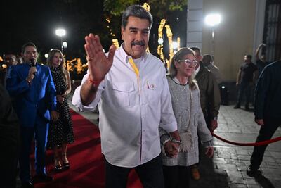 El presidente de Venezuela, Nicolás Maduro, saluda a su llegada a la proyección de una serie biográfica en el Teatro Nacional de Venezuela en Caracas el 22 de noviembre de 2025. (Foto de Juan BARRETO / AFP)