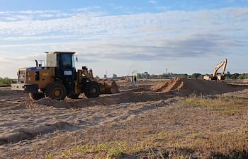 La concejal municipal Maida Fernández(ANR) denunciara una supuesta extracción irregular de arena del muro de defensa costera para ser reutilizada en trabajos de alcantarillado y desagüe pluvial.