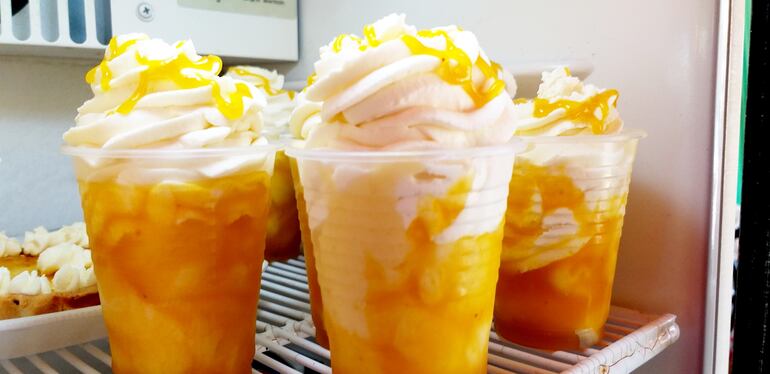 Trozos de la fruta con chantilly también se oferta en la feria.