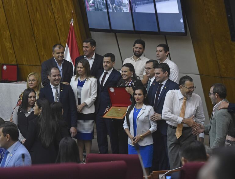 La artista exhibe la placa de reconocimiento que recibió hoy en el Congreso Nacional.