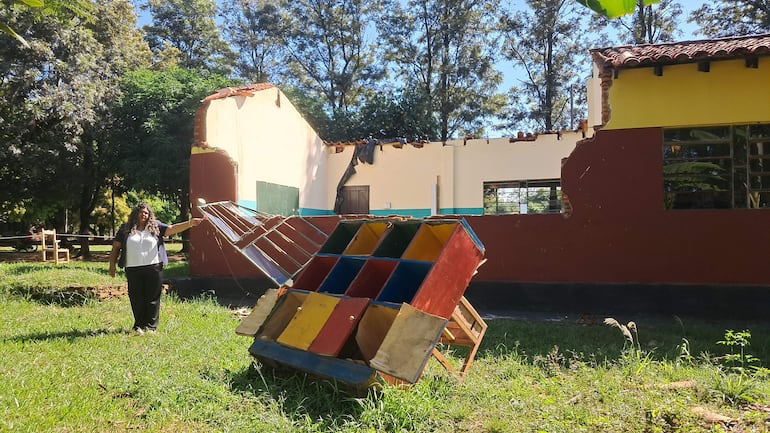 Tras 43 días del derrumbe, alumnos de una escuela siguen dando clases a la intemperie y el MEC incumplió promesas