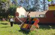 VDB La directora Celsa Iriarte, mostrando las condiciones de la sala e inmobiliarios de lo que fue la sala del preescolar derrumbada el 11 de marzo pasado en Caaguazú.