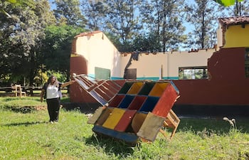 VDB La directora Celsa Iriarte, mostrando las condiciones de la sala e inmobiliarios de lo que fue la sala del preescolar derrumbada el 11 de marzo pasado en Caaguazú.