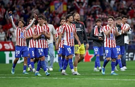 El delantero argentino del Atlético de Madrid, Julián Álvarez, y sus compañeros celebran al finalizar el partido de vuelta de los cuartos de final de la UEFA Champions League entre el Club Atlético de Madrid y el FC Barcelona en el Estadio Metropolitano de Madrid.
