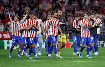 El delantero argentino del Atlético de Madrid, Julián Álvarez, y sus compañeros celebran al finalizar el partido de vuelta de los cuartos de final de la UEFA Champions League entre el Club Atlético de Madrid y el FC Barcelona en el Estadio Metropolitano de Madrid.